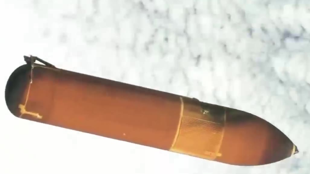 宇航员将油管从太空中扔向地球